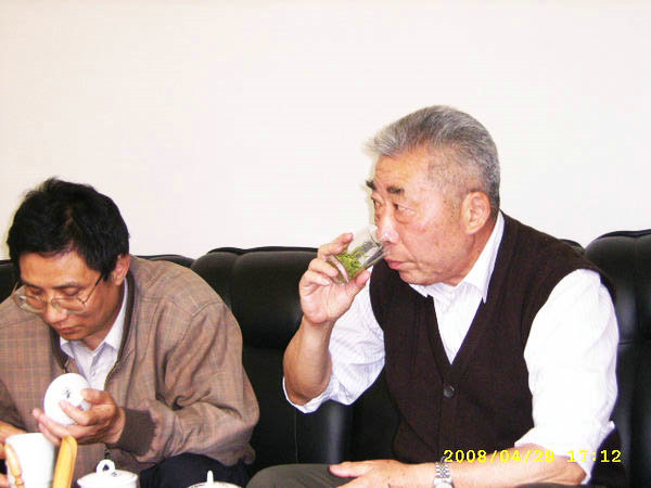 高级评茶师在同洲品茶